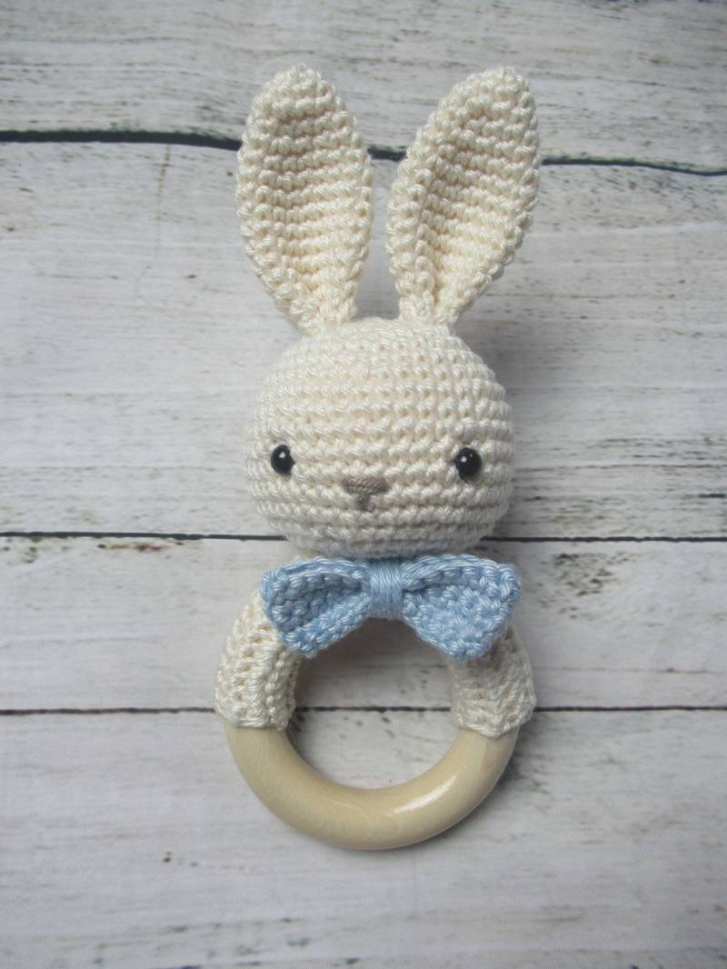 Rassel Hase Gehäkelt Creme/Hellblau von Etsy - Sooneshandmadestore