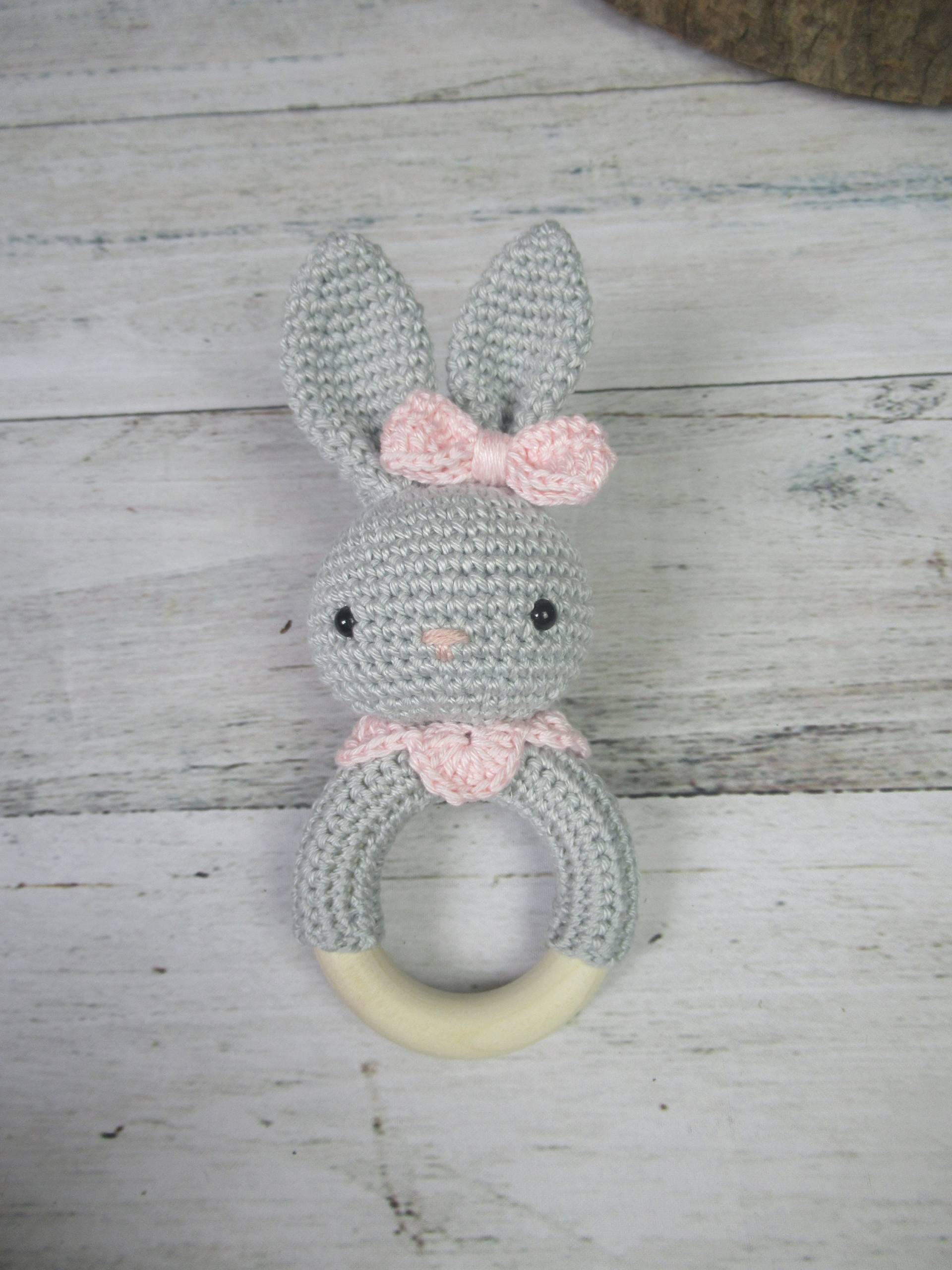 Rassel Hase Gehäkelt Grau/Rosa von Etsy - Sooneshandmadestore