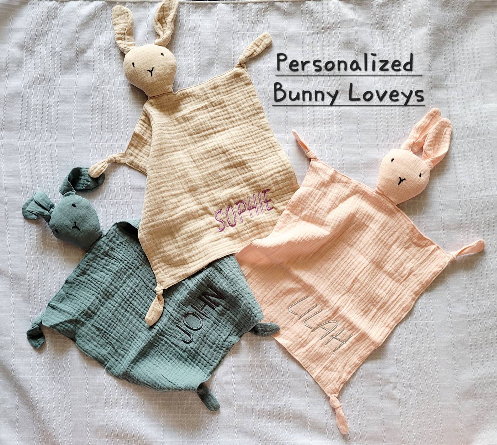 Personalisierte Hase Lovey, Benutzerdefinierte Sicherheitsdecke, Musselin Lovey Decke, Personalisierbar, Baby Shower, Geschenk, Bestickt von Etsy - SophiesRemedy