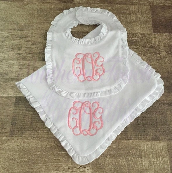 Baby Lätzchen Und Spucktuch Set Mit Monogramm Rüschen Baumwolle Baby Lätzchen Und Spucktuch Set Mit Monogramm Rüschen Baumwolle von Etsy - SouthernTouchMono