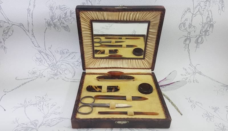 Vintage Boxed Maniküre Set, 1950Er Jahre Bakelit Set in Spiegelgespiegelter Hülle von Etsy - SpareOomVintage