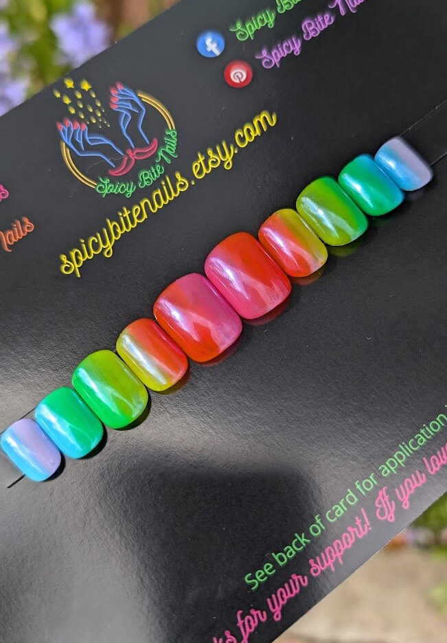 Rainbow Brite - Regenbogen Ombre Chrom Glasierte Pressnagel-Verlängerungen 10stk von Etsy - SpicyBiteNails