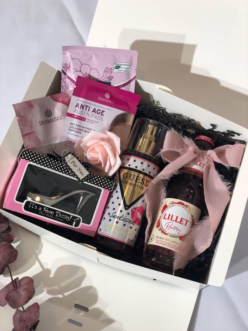 Geschenkset Wellness Guess-Pink, Körperduftspray, Augen-Pads, Schaumbad, Peeling, Lillet-Berry, Öffner Im High Heel - Design von Etsy - StacyGeschenke