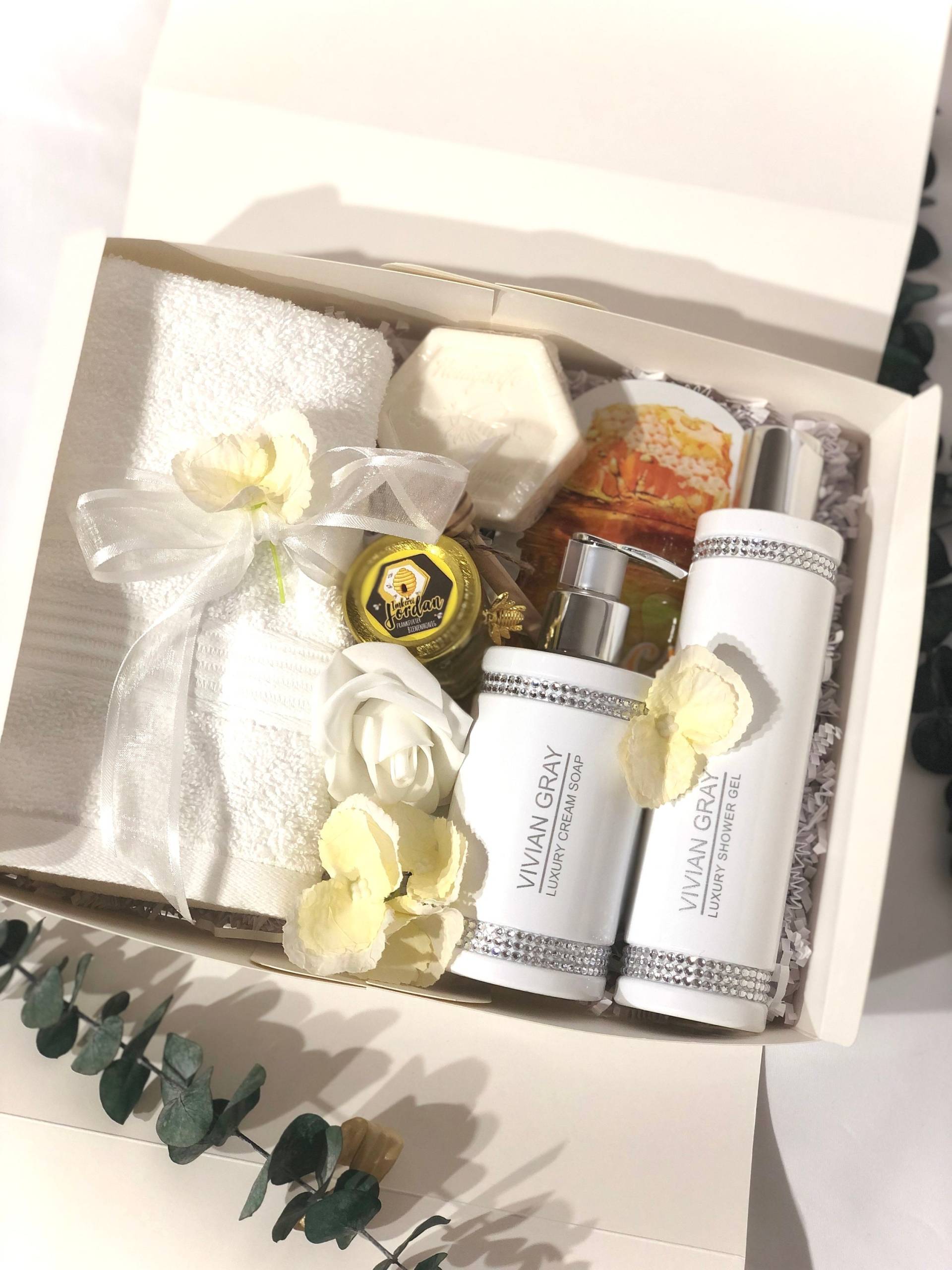 Geschenkset "'white & Juicy'', Duschgel, Handwaschseife, Honigseife, Kleines Glas Honig, Honig-Tuchmaske, Gästehandtuch Geschenkset "'white & Juicy'', Duschgel, Handwaschseife, Honigseife, Kleines Glas Honig, Honig-Tuchmaske, Gästehandtuch von Etsy - StacyGeschenke