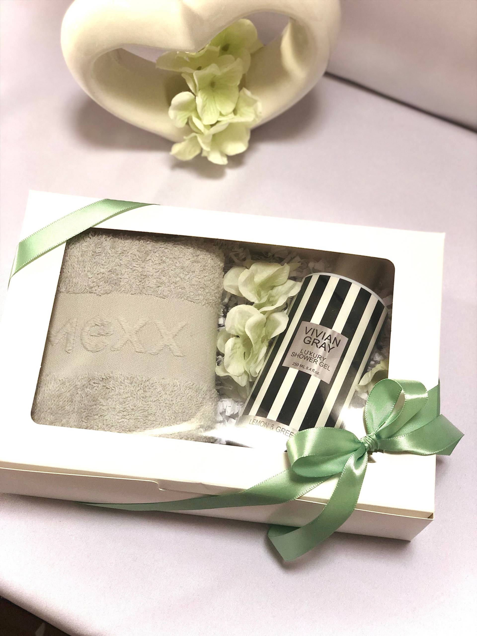 Kleines Geschenkset Für Den Herrn, Kleines Gäste-Handtuch Von Mexx in Hellgrau, Luxury Duschgel | 250 Ml, Lemon, Green Tea Kleines Geschenkset Für Den Herrn, Kleines Gäste-Handtuch Von Mexx in Hellgrau, Luxury Duschgel | 250 Ml, Lemon, Green Tea von Etsy - StacyGeschenke