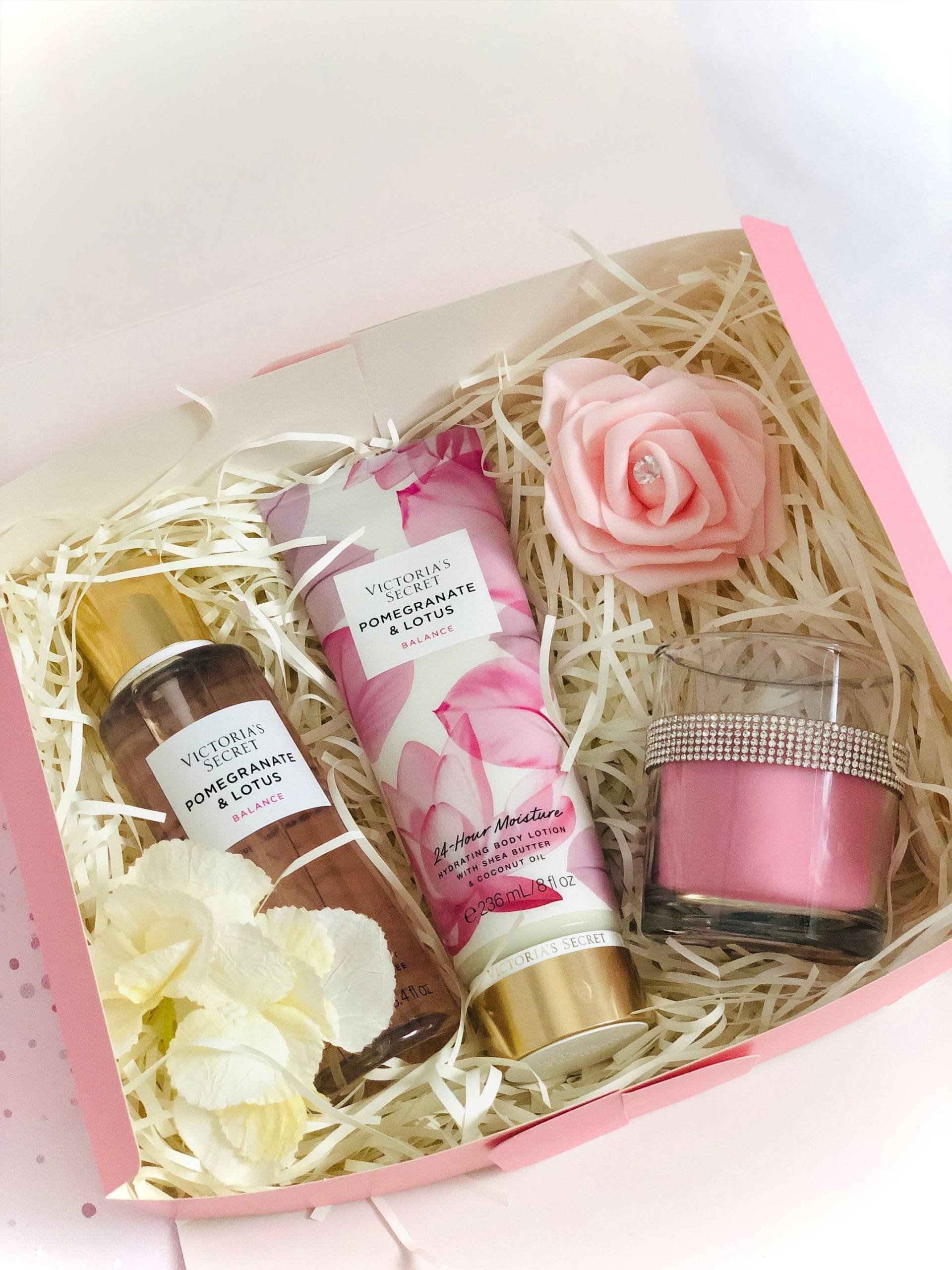 Luxus-Geschenkset Victoria's Secret | Pomegranate & Lotos, Balance, Bodylotion, Körperduftspray Und Duftkerze Magnolie, Mit Strassband von Etsy - StacyGeschenke