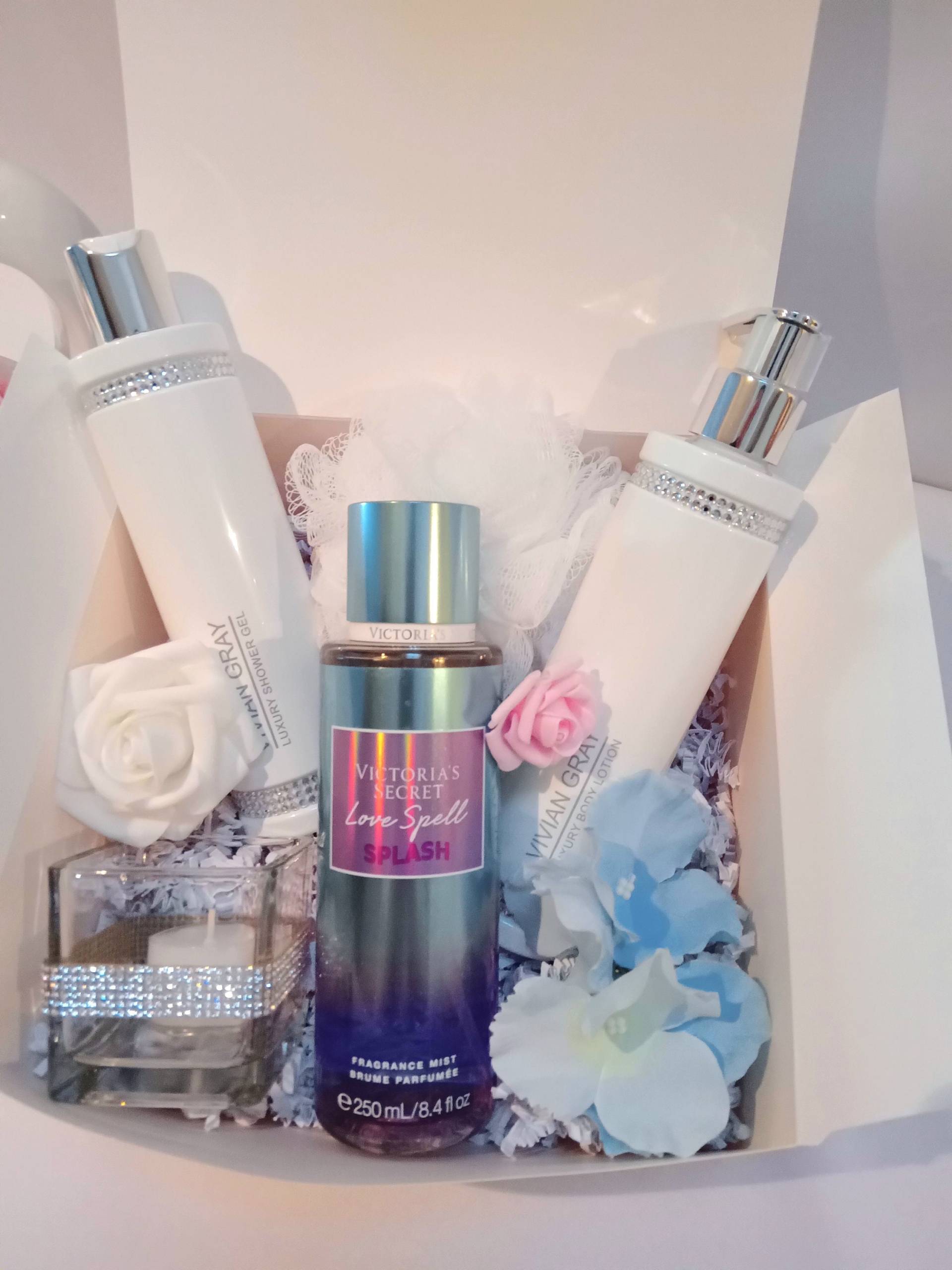 Luxus Geschenkset "'victoria's Secret & Crystal'', Körperduftspray, Bodylotion, Duschbad, Dusch-Netzball, Teelichthalter, Mit Strass von Etsy - StacyGeschenke