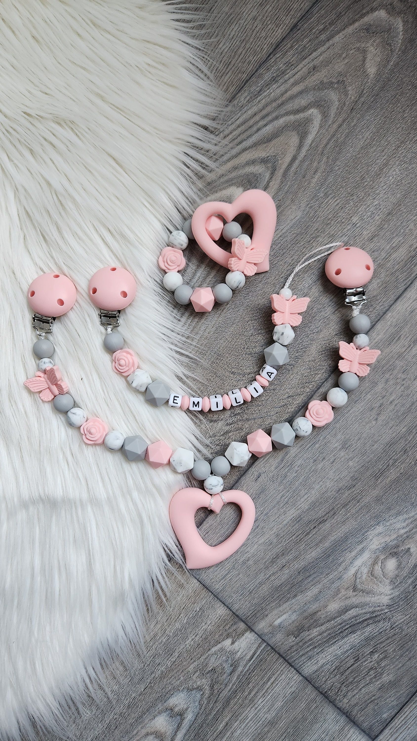 Schnullerkette, Kinderwagenkette, Personalisierbar Maxicosyanhänger. Mädchen Rose Schmetterling Pastellfarben Schnullerkette, Kinderwagenkette, Personalisierbar Maxicosyanhänger. Mädchen Rose Schmetterling Pastellfarben von Etsy - StaysisShnullerkette