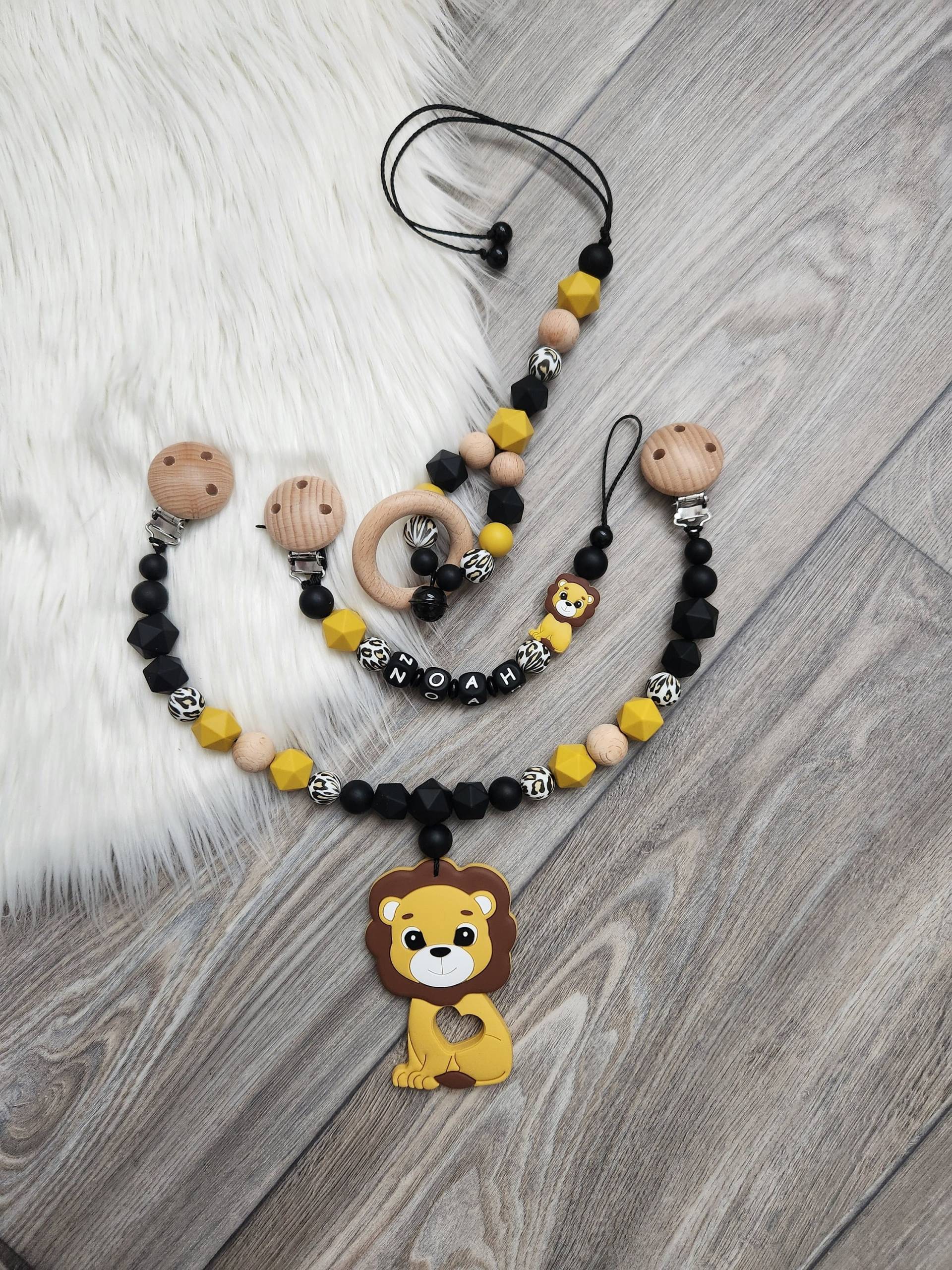 Schnullerkette Kinderwagenkette Set Personalisiert Wunschname Löwe Junge Mädchen Geburt Taufe Babyshower Schnullerkette Kinderwagenkette Set Personalisiert Wunschname Löwe Junge Mädchen Geburt Taufe Babyshower von Etsy - StaysisShnullerkette