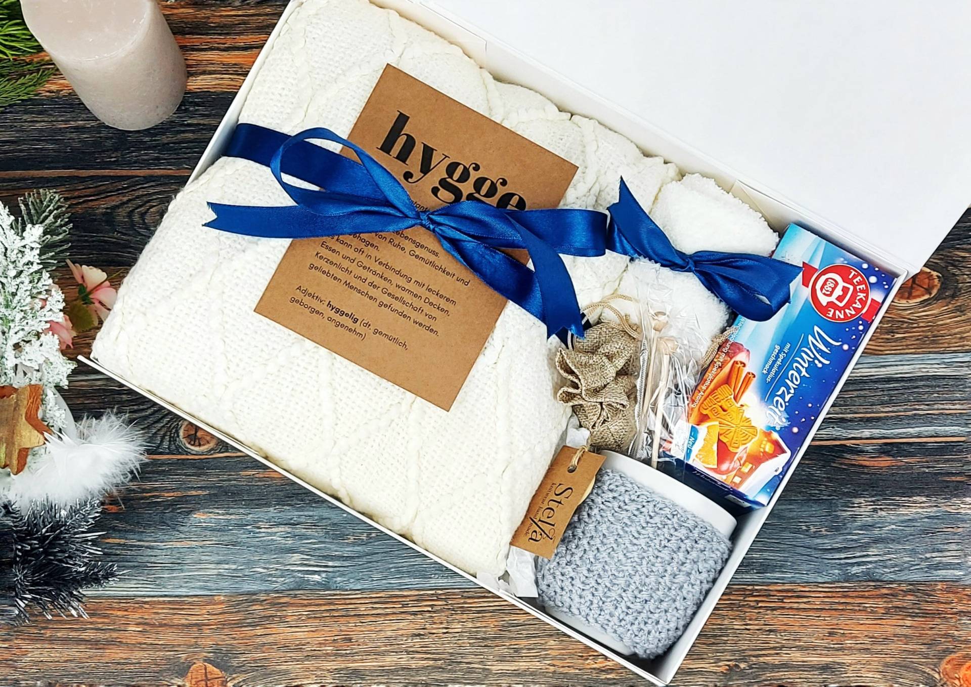 Hygge Harmony Geschenkset Tagesdecke, Wintertee, Tasse Mit Handgestricktem Tassenwärmer Und Flauschigen Socken in Luxuriöser Magnet-Box von Etsy - StellaGeschenkbox