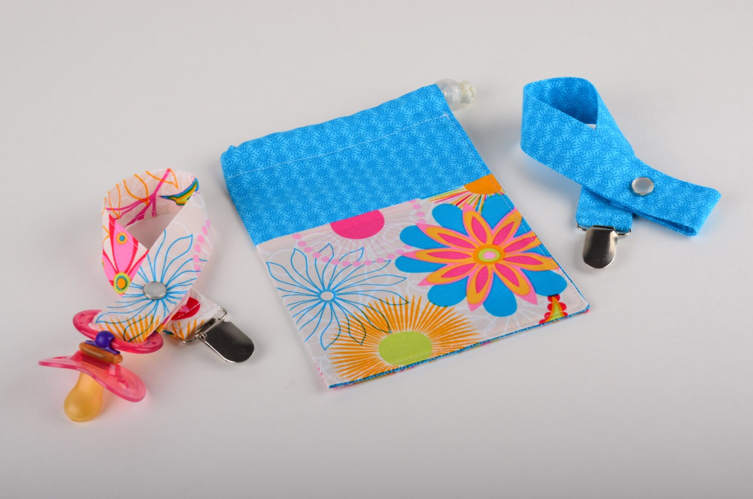 Schnullerkette Set Mit Kordelzug Tragetasche - Blue Sunburst & Fun Funky Floral Print von Etsy - StitchdByLNZ