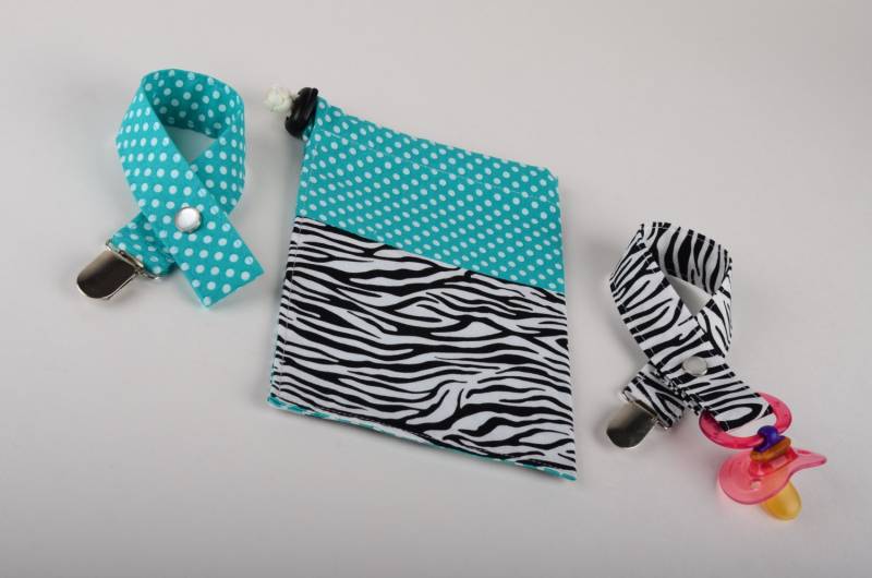 Schnullerkette Set Mit Kordelzug Tragetasche - Zebra & Petrol Polka Dot von Etsy - StitchdByLNZ