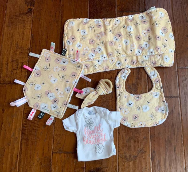 Kostenloser Versand Baby-Geschenk-Tasche, Geschlecht Offenbaren Mädchengeschenk, Neugeborene Mädchen Geschenk, Willkommens-Babygeschenk, Gelb von Etsy - Stitchedbygigi