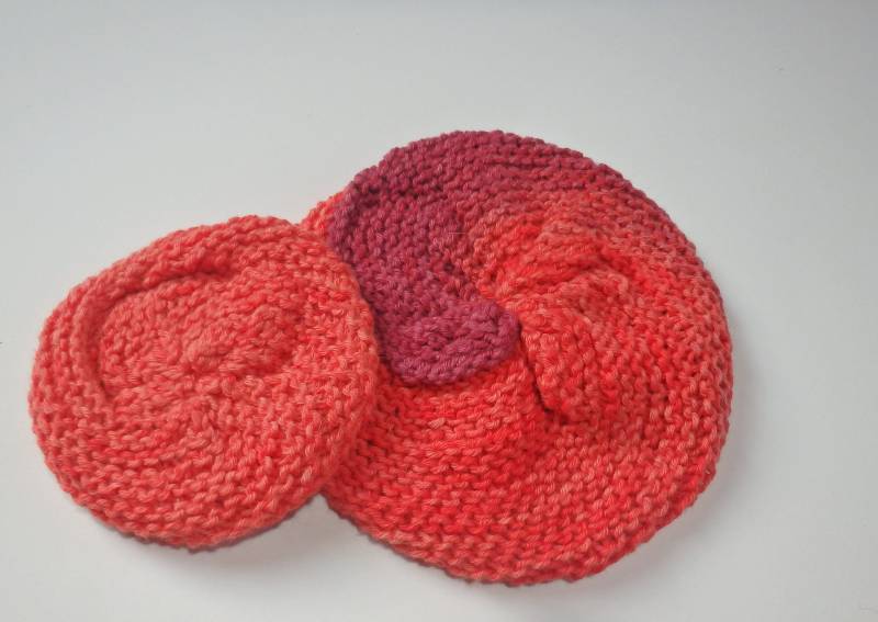 2 Gestrickte Schwämme Badeschwamm + Gesichtsschwamm Handgestrickt Einzelstücke Rot 100% Baumwolle Nachhaltig Waschbar von Etsy - Strickgemuesemonster