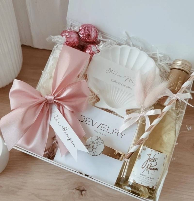 Geschenk Box Valentinstag | Rosé Gold Ostern Beste Freundin Muttertag Weihnachten Set Geschenkkorb Duftkerze Haarspange von Etsy - StudioMyu