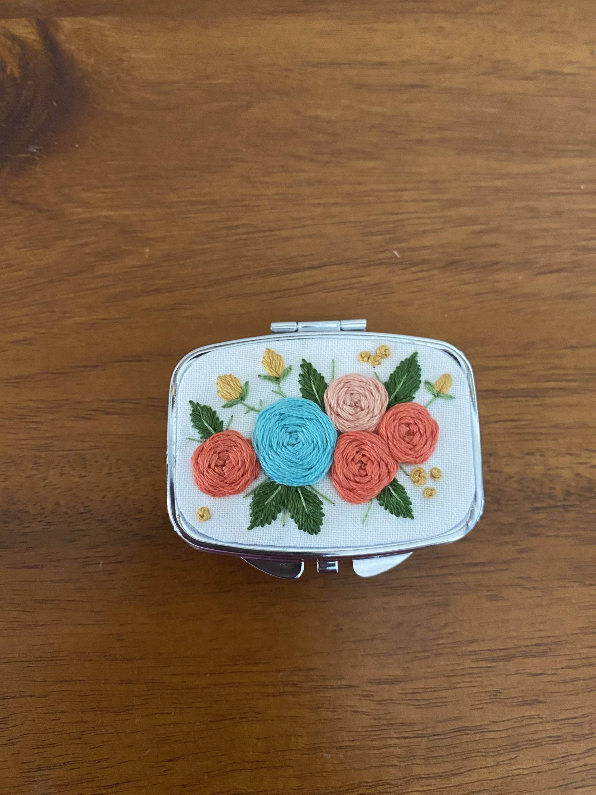 Florale Pillbox - Handbestickt, Wundersam, Blumen, Garten, Bouquet von Etsy - SurprisinglyUpbeat