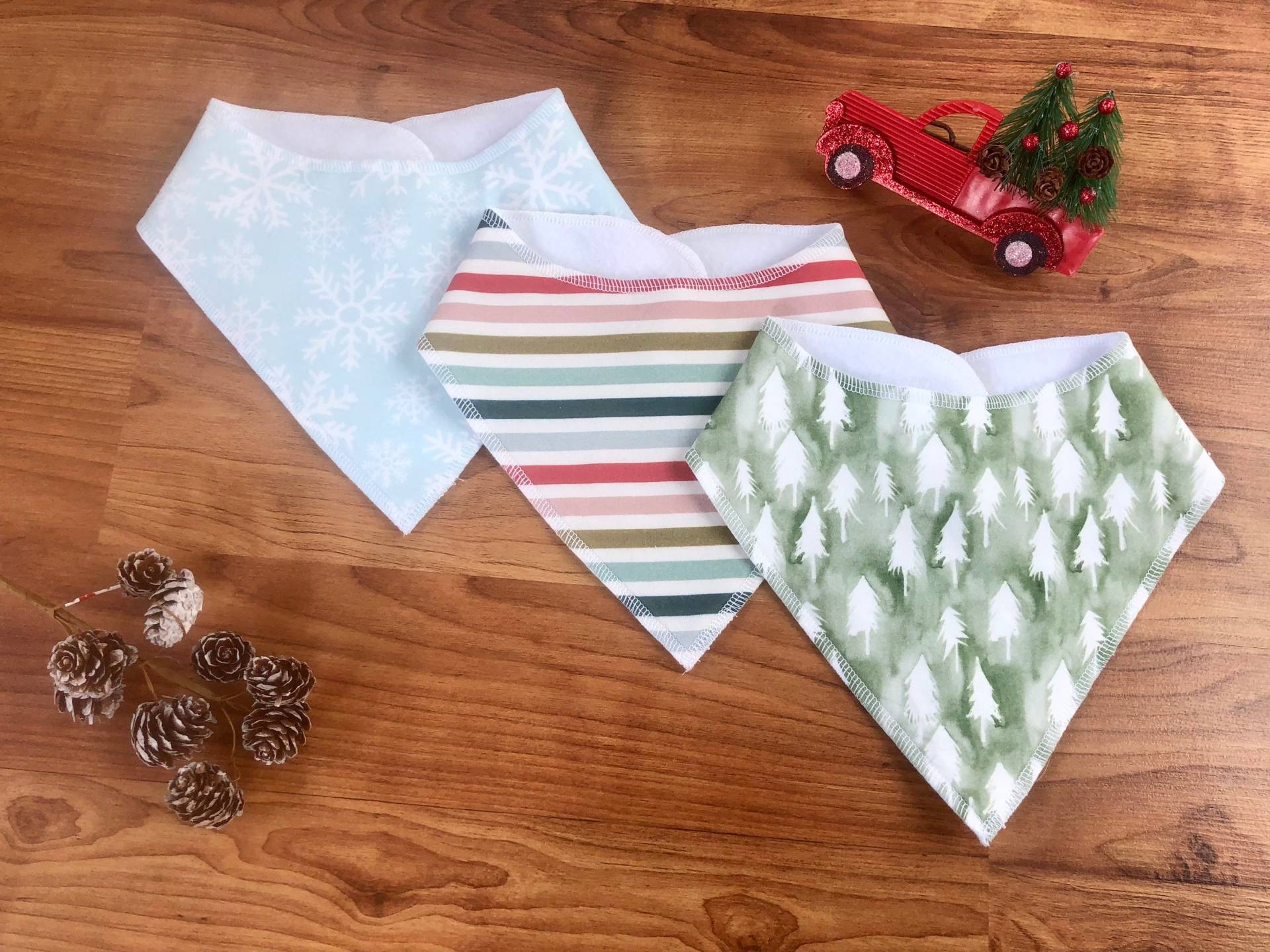 Handgemachte Weihnachten Bandana Baby Sabber Lätzchen | 3Er Pack - Weihnachtsbäume, Streifen, Schneeflocken von Etsy - SweetBabeClothing