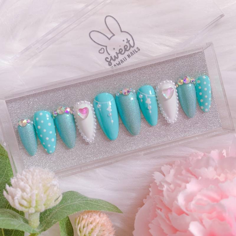 Teal Sweet Hearts Press-On Nails von Etsy - SweetKawaiiNails