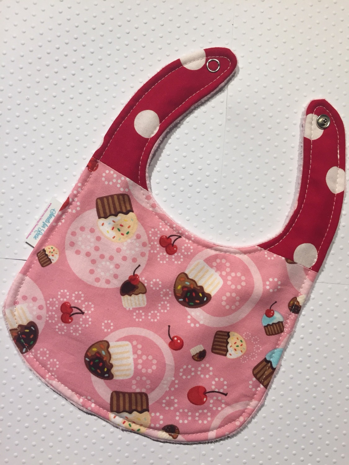 Cupcake Lätzchen - Säugling Größe Cupcake Lätzchen - Säugling Größe von Etsy - SweetsforReese