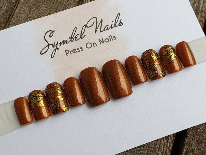 Braun Press On Nails Mit Goldenen Blättern von Etsy - SymbelNails