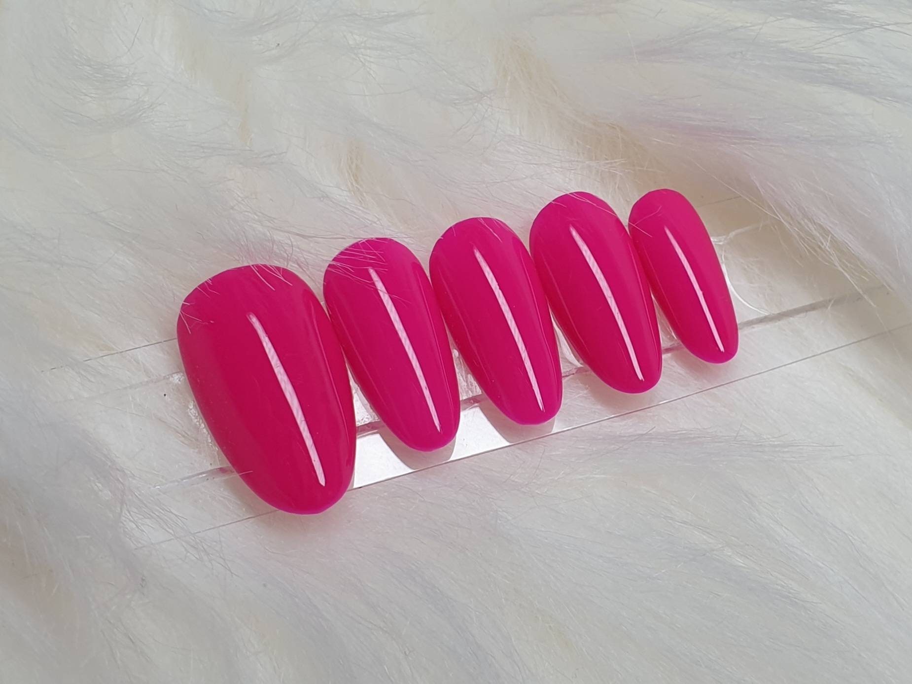 Neon Fuchsia Press On Nails von Etsy - SymbelNails