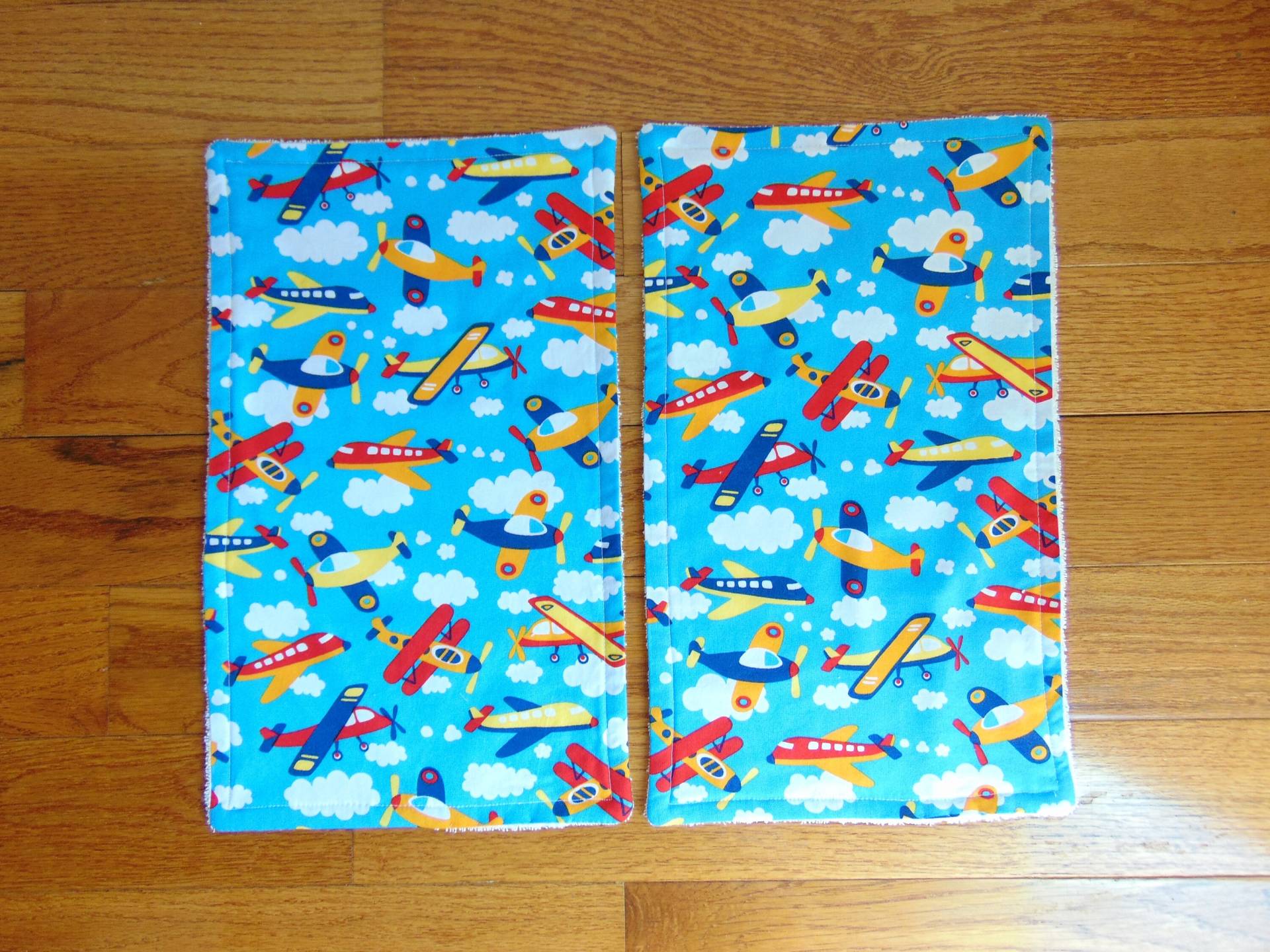 2Er Set Plane Burp Cloths - Baby Shower Geschenk von Etsy - TJsCountryCreations