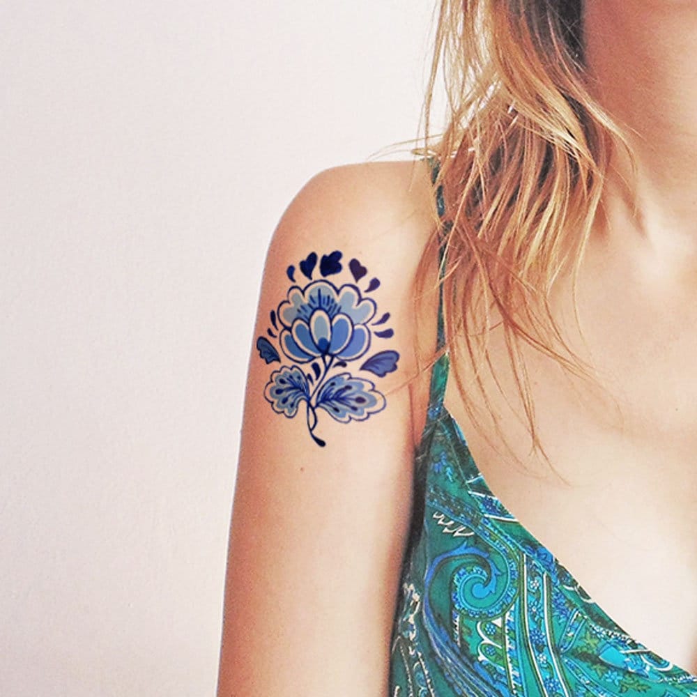 Blaue Keramikblüte - Vintage Flower Temporäres Tattoo Blaue Keramikblüte - Vintage Flower Temporäres Tattoo von Etsy - TTTattoodotcom