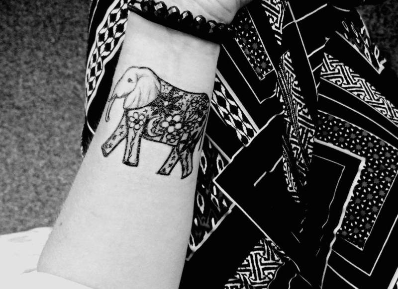 Elefant Mit Blumen Temporäre Tätowierung - 2Er Set Handgezeichnete Einzigartige Designs Aus Der Eu von Etsy - TakeThisTattoo