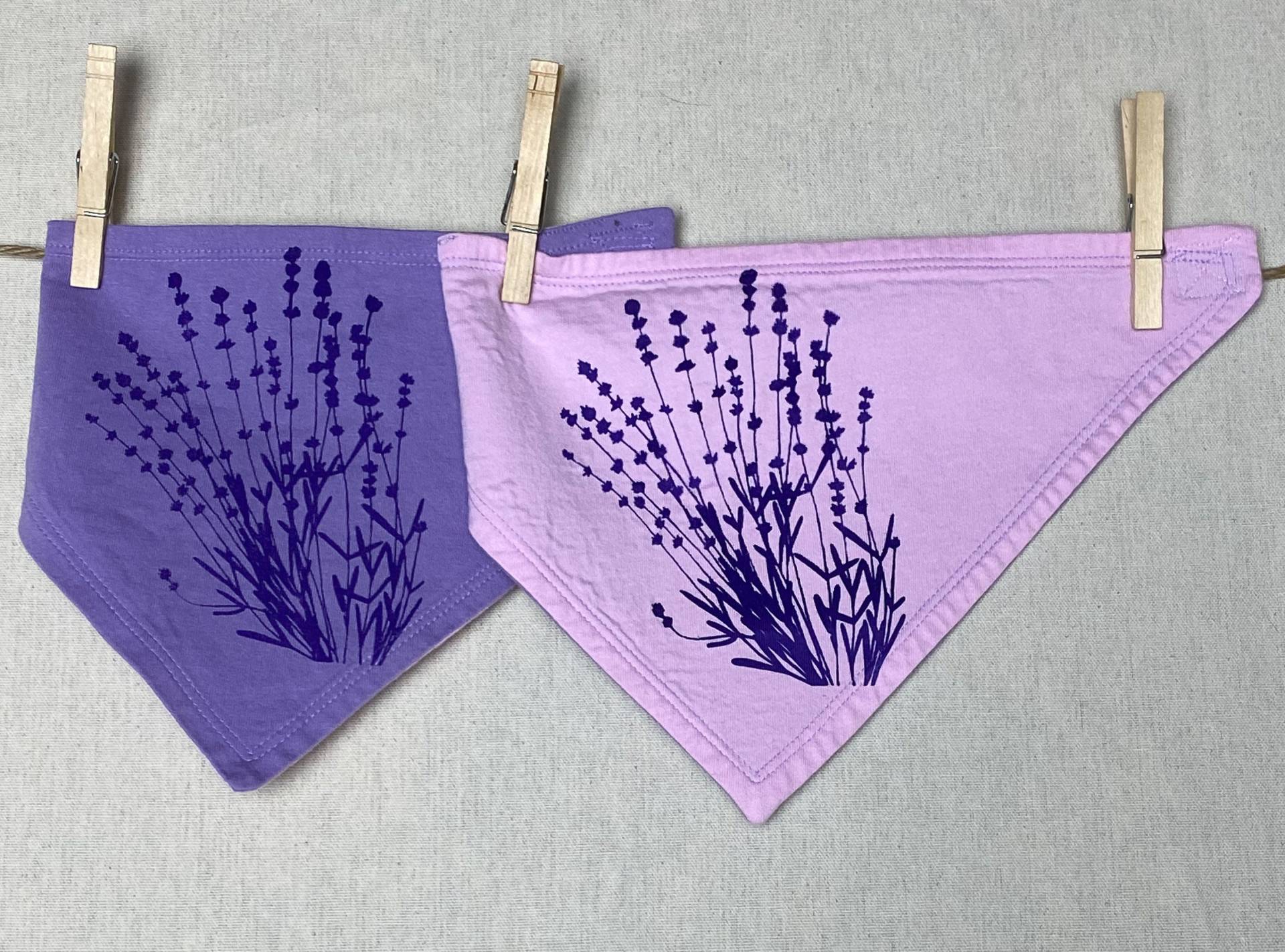 Wendbares Lavendel Bandana Lätzchen von Etsy - TaprootThreads