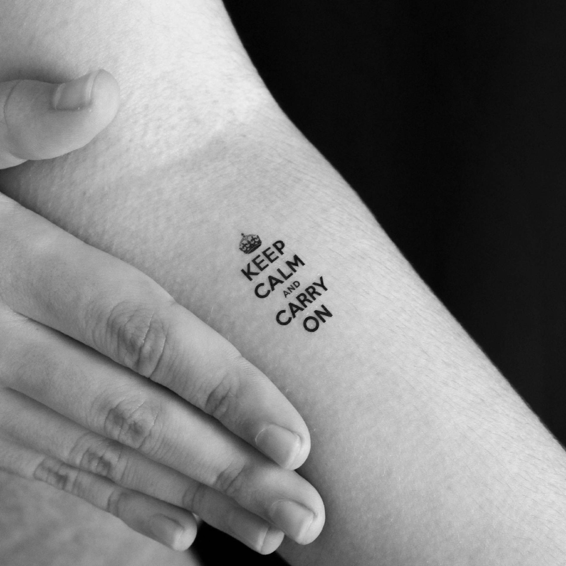 Temporäres Tattoo „Keep Calm & Carry On" - 3Er-Set von Etsy - Tatteco