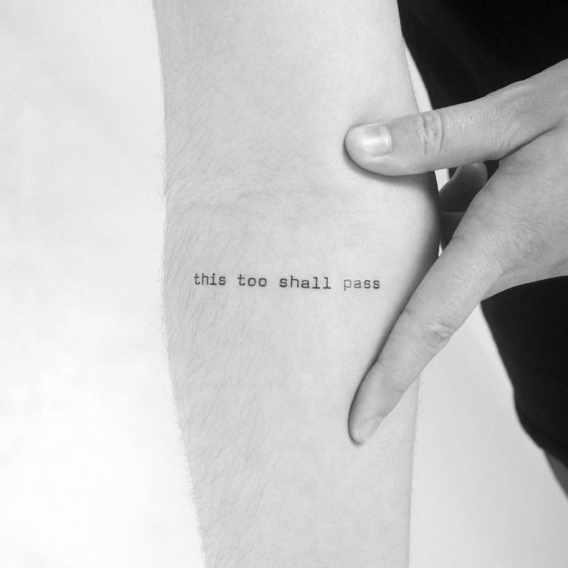 Schreibmaschinenschrift This Too Shall Pass Temporäres Tattoo | 3Er Set von Etsy - Tatteco