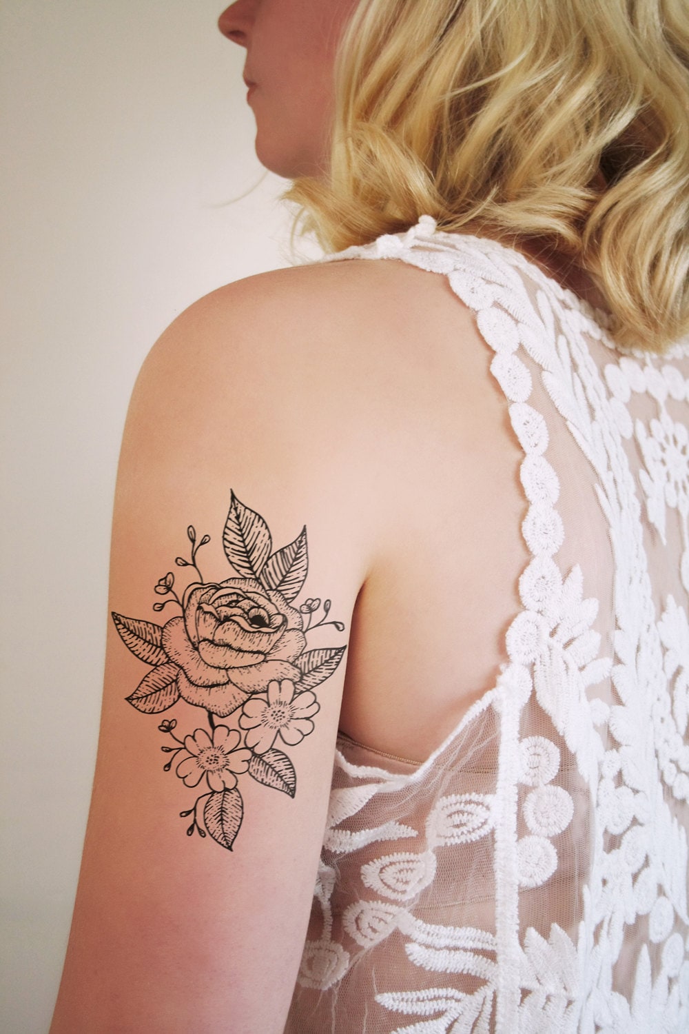Schwarz Und Weißes Blumen Temporäres Tattoo - Rosen Design Im Boho Festival Stil Schwarz Und Weißes Blumen Temporäres Tattoo - Rosen Design Im Boho Festival Stil von Etsy - Tattoorary
