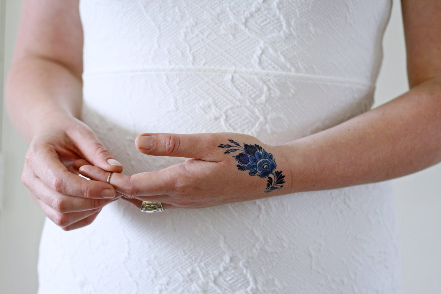 Delft Blau Blume Temporäres Tattoo | Delft Blau Etwas Blaue Hochzeit Blumen Festival Accessoire Delft Blau Blume Temporäres Tattoo | Delft Blau Etwas Blaue Hochzeit Blumen Festival Accessoire von Etsy - Tattoorary