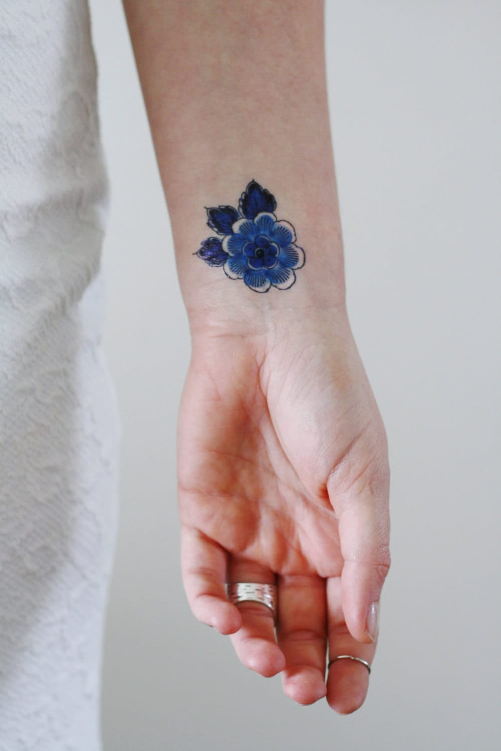 Delft Blue Floral Temporäres Tattoo - Blaues Boho Blumen Design Für Hochzeit Oder Festival Delft Blue Floral Temporäres Tattoo - Blaues Boho Blumen Design Für Hochzeit Oder Festival von Etsy - Tattoorary