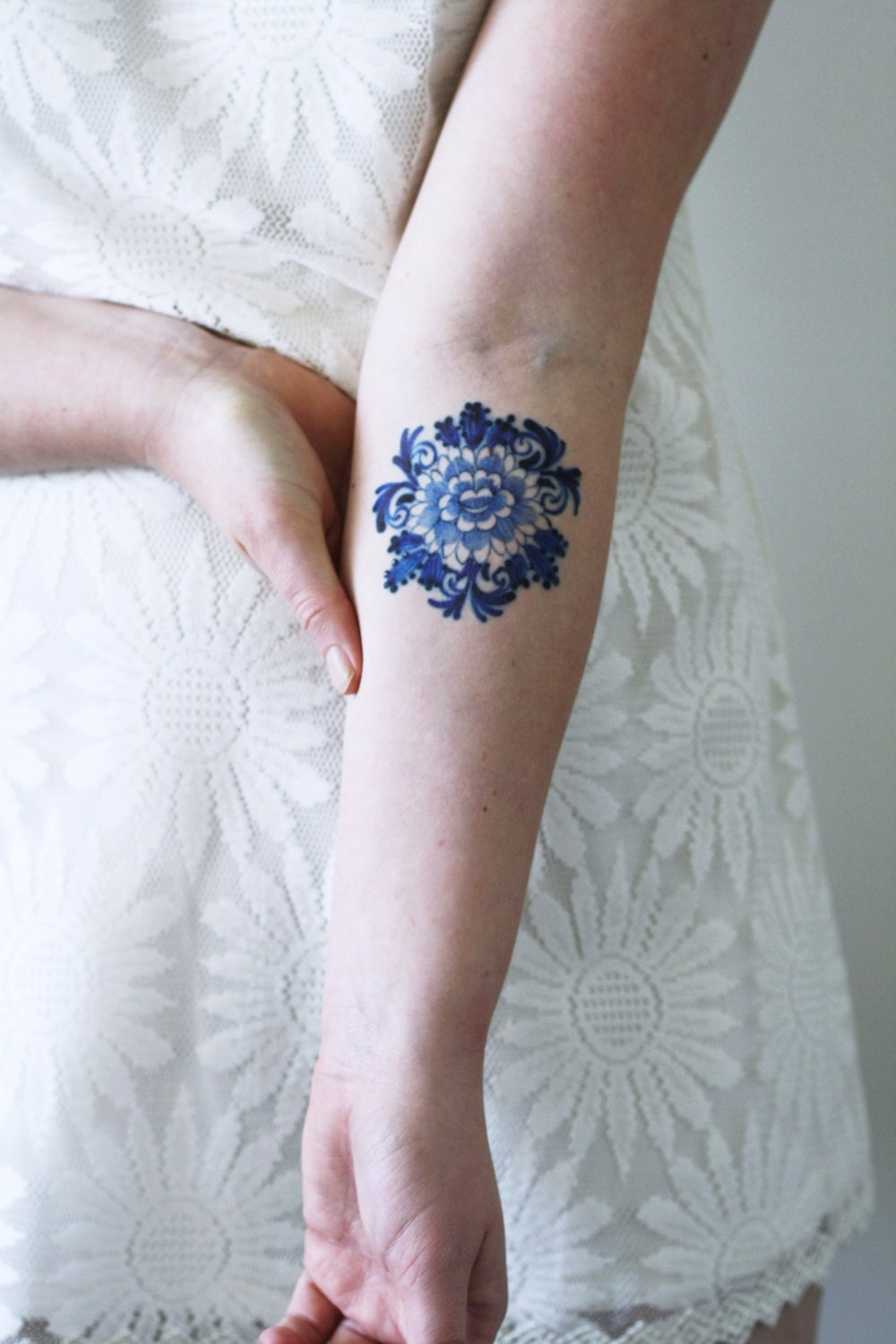 Delft Blau Temporäres Tattoo | Blumen Geschenkidee Blau Etwas Blaues Boho von Etsy - Tattoorary