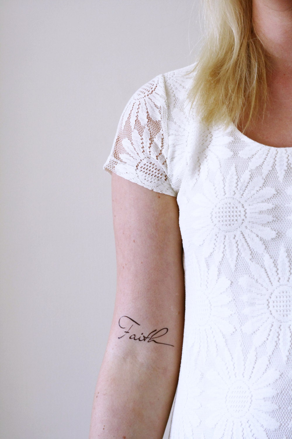 Glaube Temporäres Tattoo | Typografie Geschenkidee Kleines Handgelenktattoo Wort Mädchen Geschenk von Etsy - Tattoorary