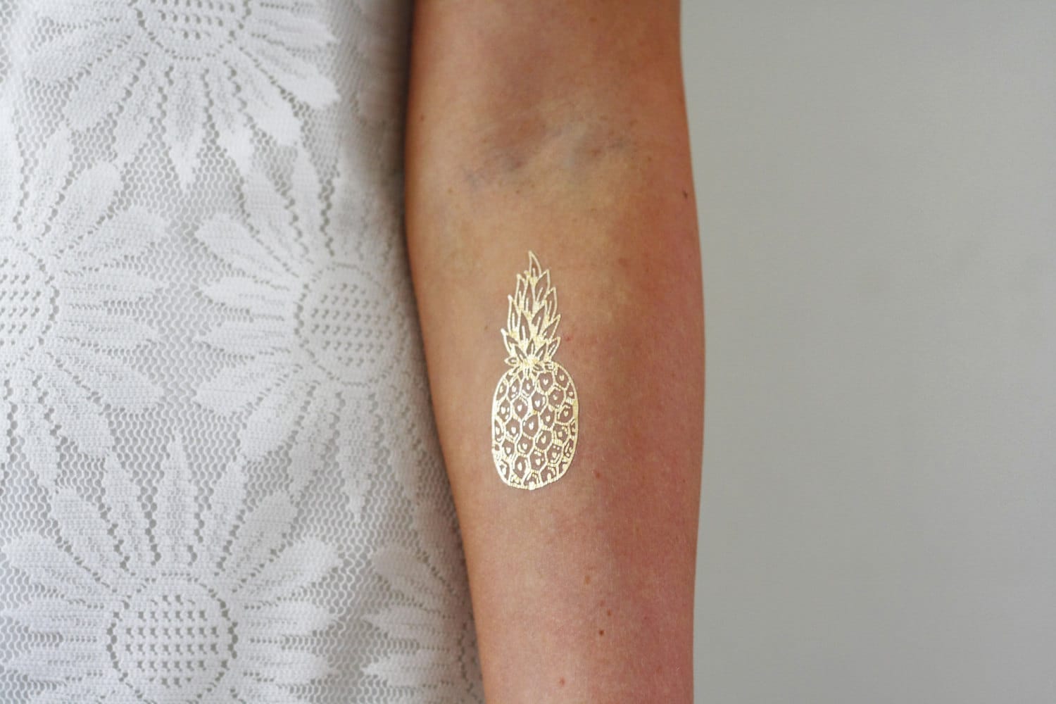 Gold Ananas Temporäres Tattoo | Gold Boho Geschenk Mandala Festival Schmuck Größe/Maße/Gewicht Gold Ananas Temporäres Tattoo | Gold Boho Geschenk Mandala Festival Schmuck Größe/Maße/Gewicht von Etsy - Tattoorary