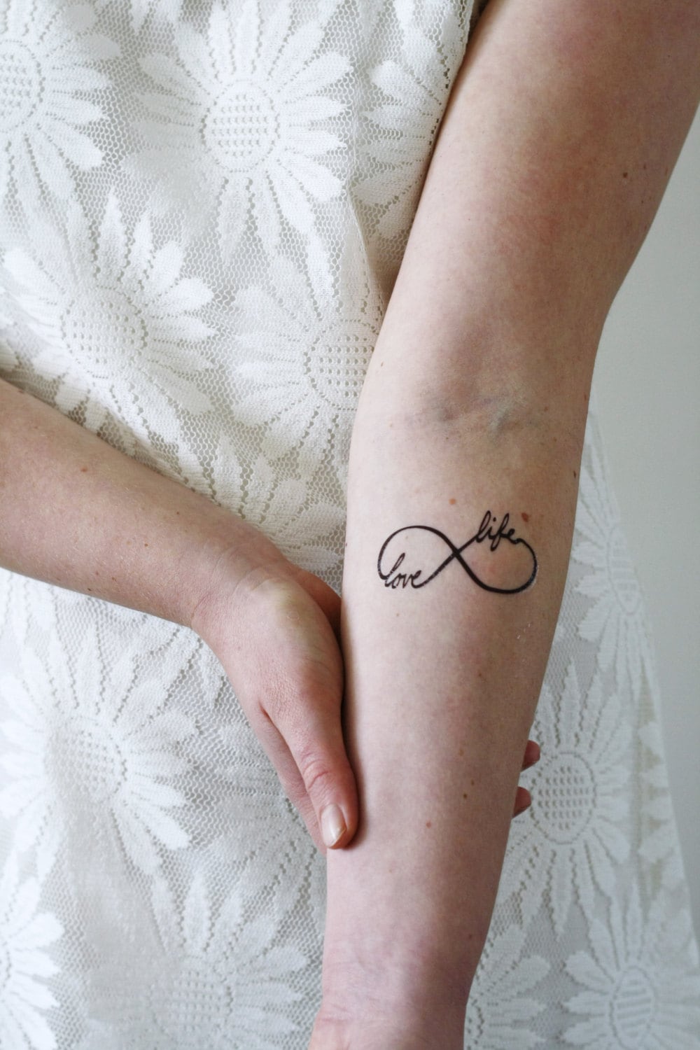 Infinity Temporäres Tattoo - Liebes-Leben-Symbol Mit Minimalem Erhebenden Stil Infinity Temporäres Tattoo - Liebes-Leben-Symbol Mit Minimalem Erhebenden Stil von Etsy - Tattoorary