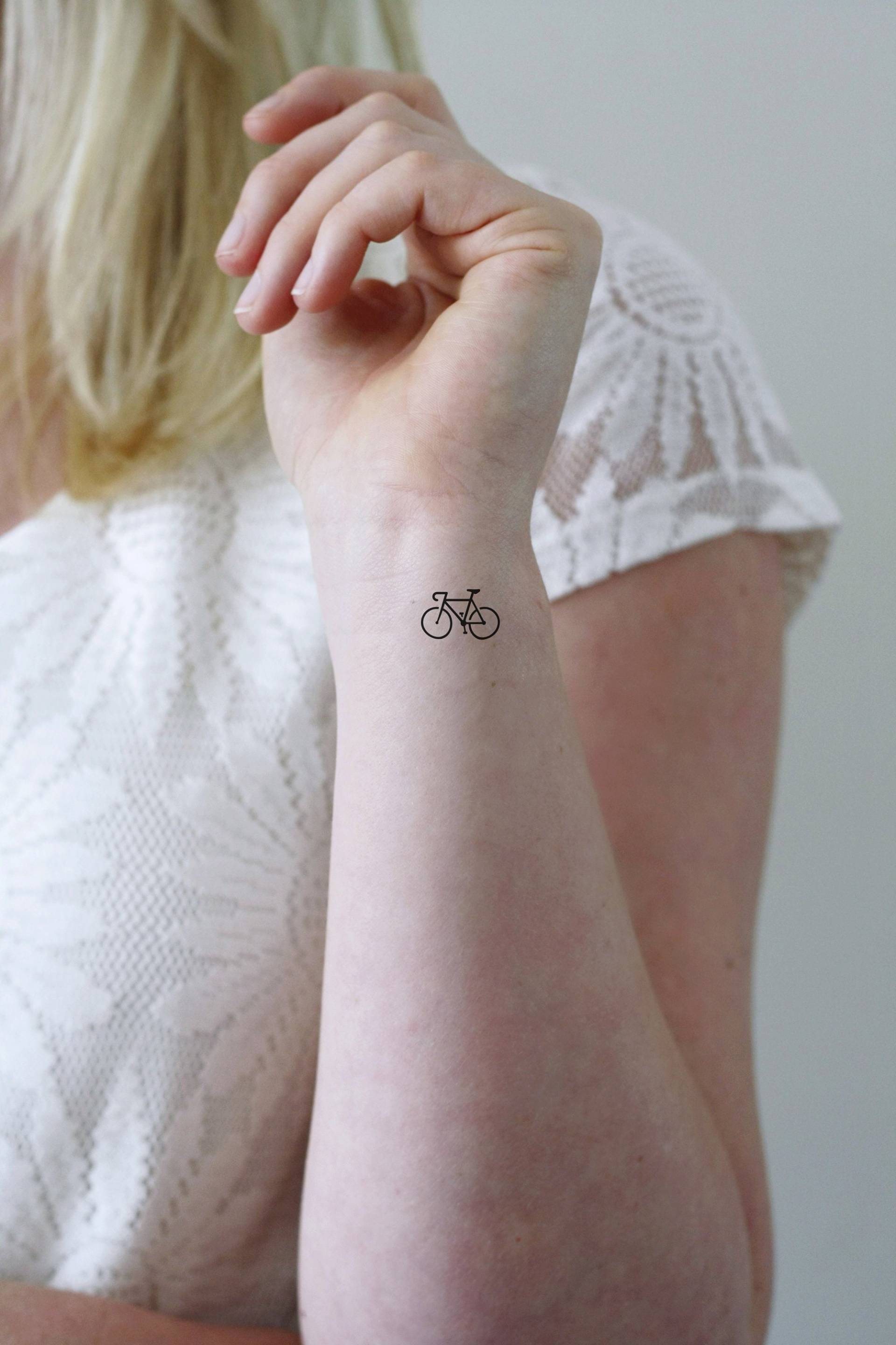 Kleines Fahrrad Temporäres Tattoo | 2Er Set | Geschenkidee Schmuck Kleines Geschenk Kleines Fahrrad Temporäres Tattoo | 2Er Set | Geschenkidee Schmuck Kleines Geschenk von Etsy - Tattoorary
