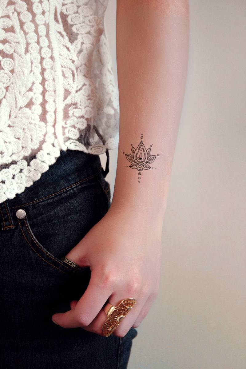 Lotus Temporäres Tattoo | Boho Schmuck Henna-Tattoo Henna-stil Geschenk Größe/Maße/Gewicht von Etsy - Tattoorary