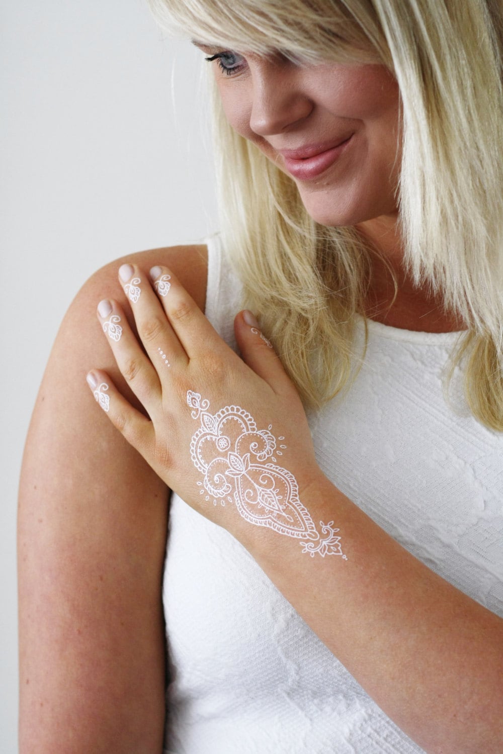 Weißes Henna Temporäre Tattoo | Boho Temporäres Henna-stil Geschenk Festival Accessoire Weißes Henna Temporäre Tattoo | Boho Temporäres Henna-stil Geschenk Festival Accessoire von Etsy - Tattoorary