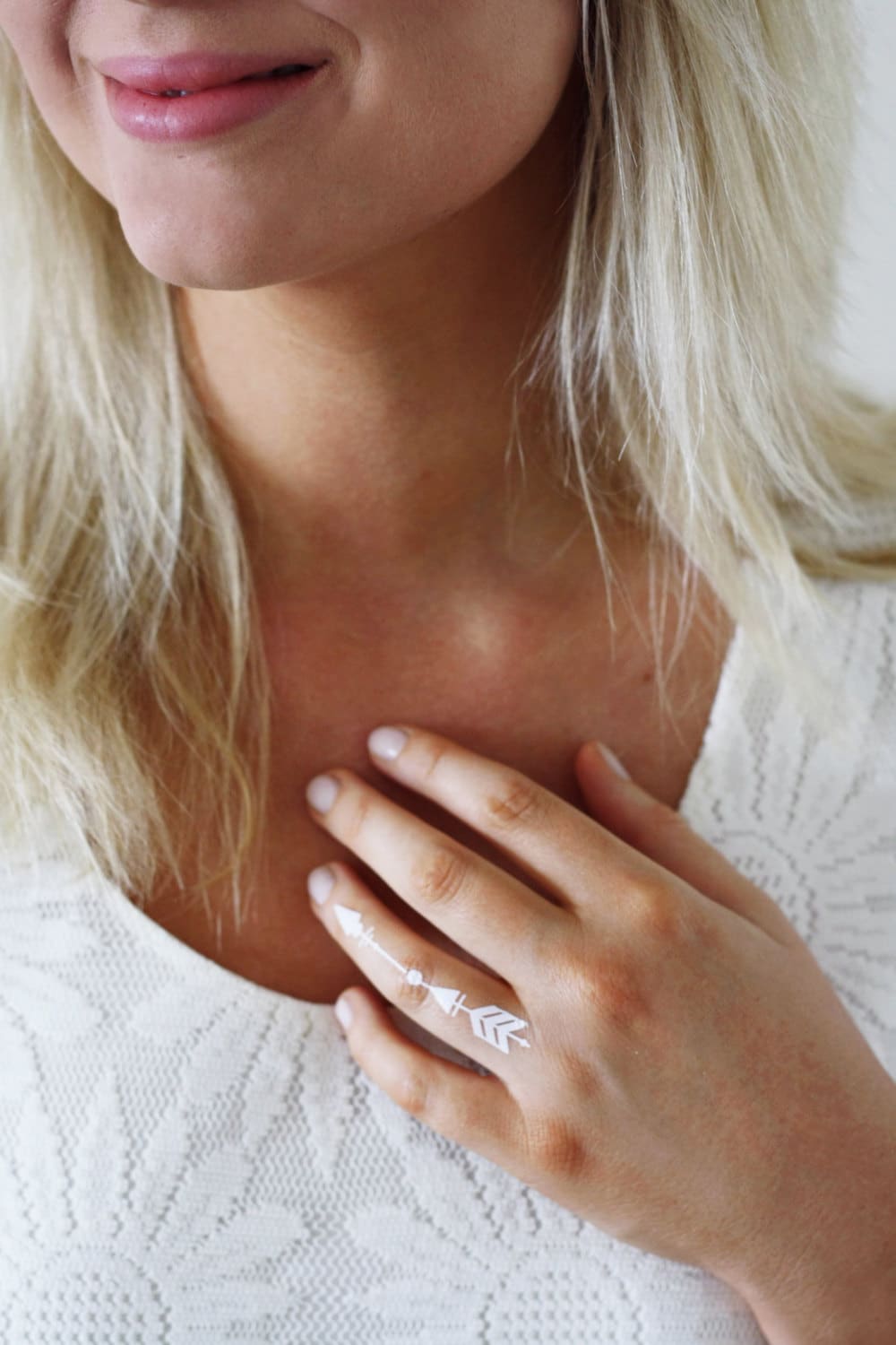 Weißer Pfeil Temporäres Tattoo - Minimales Festival Design in Weißer Tinte Weißer Pfeil Temporäres Tattoo - Minimales Festival Design in Weißer Tinte von Etsy - Tattoorary