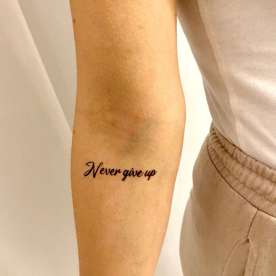 Never Give Up Temporäres Tattoo | 2Er Set/Zitat Schriftzug Fake von Etsy - TemporaryTattooInc