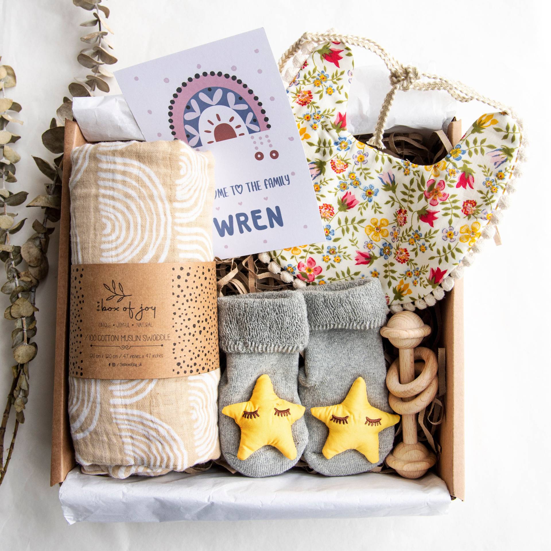 Little Star Unisex Geschenkbox, Wendelätzchen & Socken Set, Holzrassel Und Personalisierte Karte, Bio-Baby-Geschenk, Babypartygeschenk von Etsy - TheBoxOfJoy