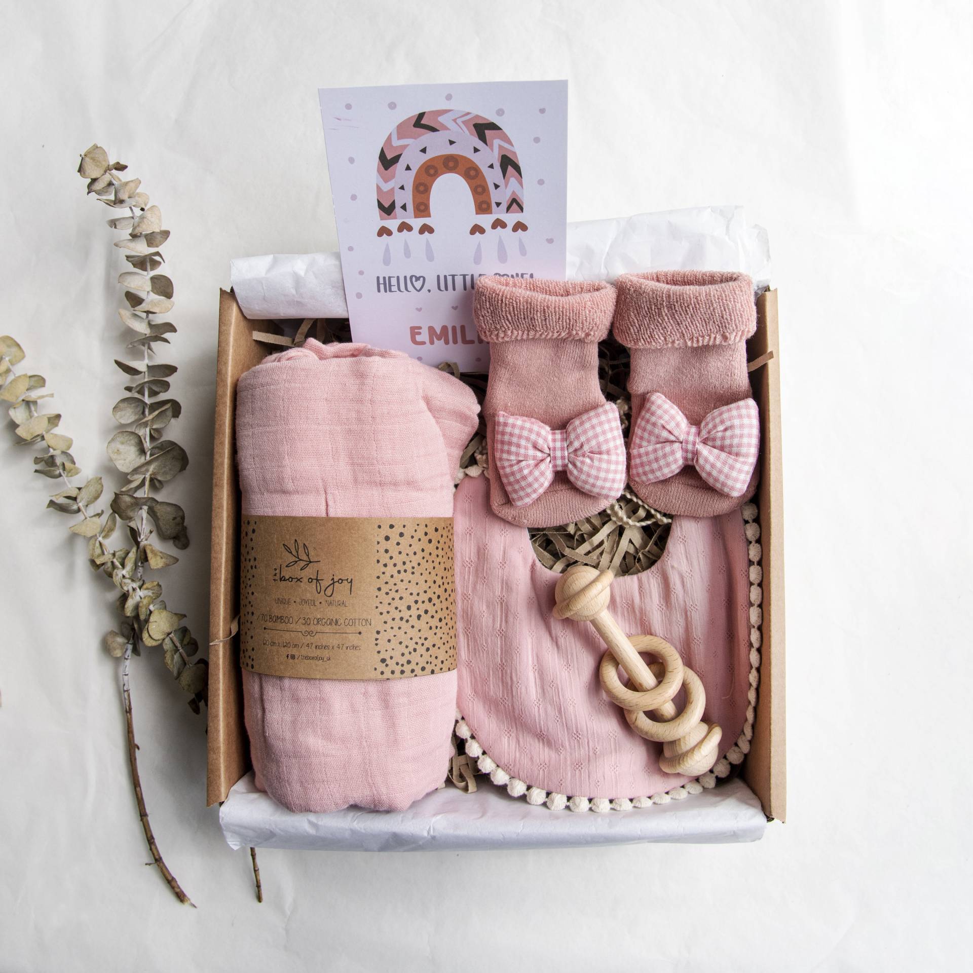 Rosa Baby-Geschenkbox, Wende-Lätzchen & Socken-Set, Holzrassel Und Personalisierte Karte, Bio-Baby-Geschenk, Babypartygeschenk von Etsy - TheBoxOfJoy