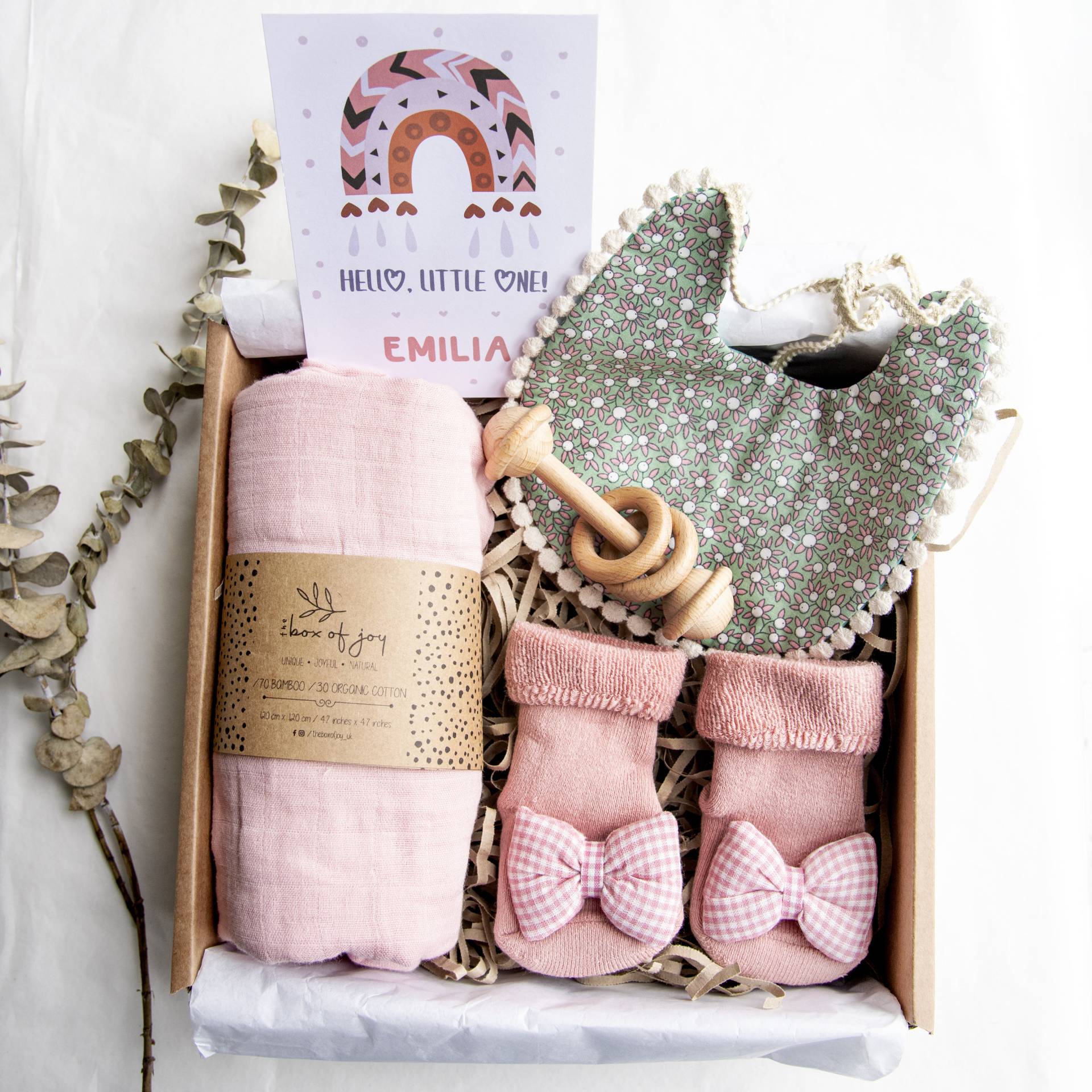 Rosa Baby-Geschenkbox, Wende-Lätzchen & Socken-Set, Holzrassel Und Personalisierte Karte, Bio-Baby-Geschenk, Babypartygeschenk von Etsy - TheBoxOfJoy