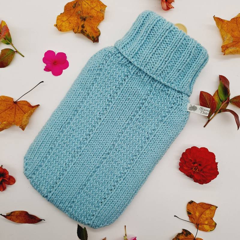 Handgestrickte Wärmflaschenhülle in Aqua Blau von Etsy - TheCraftyElks