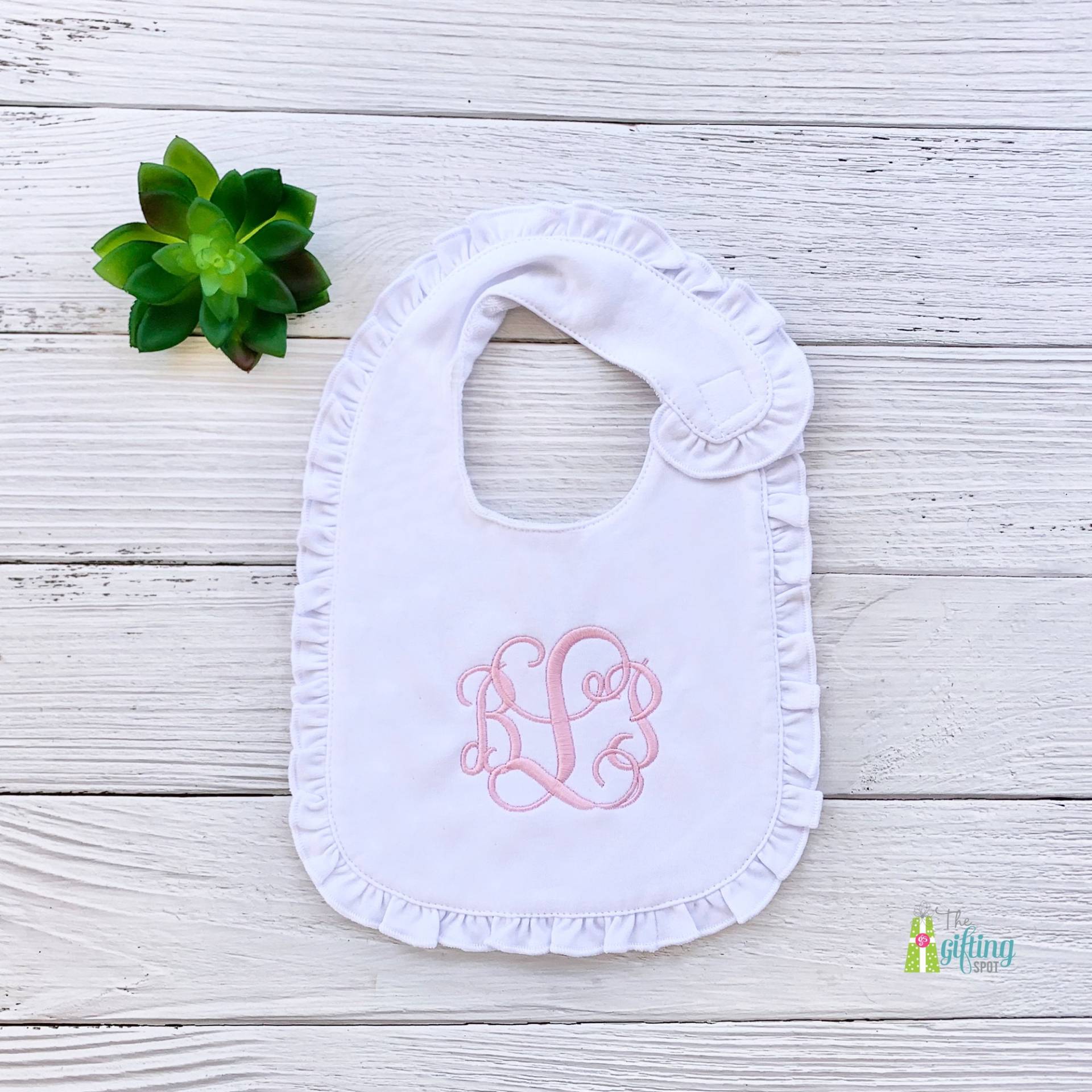 Monogrammiert Rüschen Baby Lätzchen, Personalisierte Mädchen Geschenk Monogrammiert Rüschen Baby Lätzchen, Personalisierte Mädchen Geschenk von Etsy - TheGiftingSpot