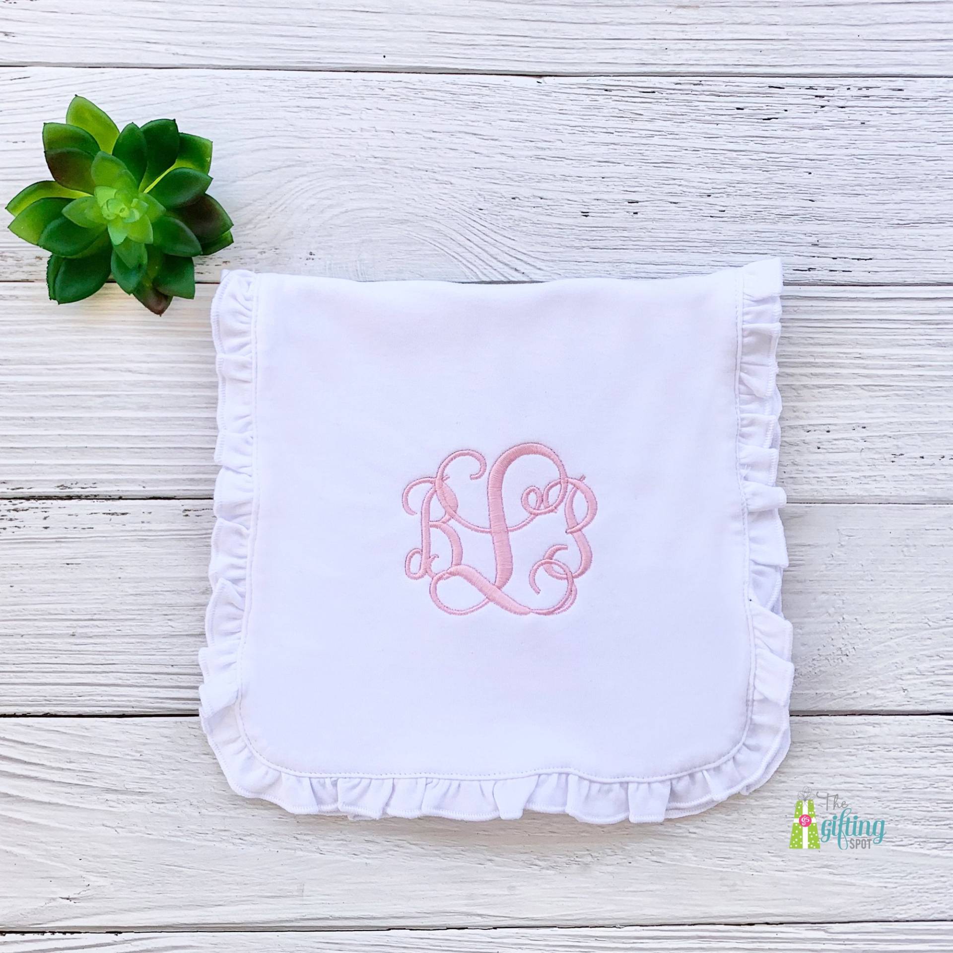 Monogrammiertes Rüschen Spucktuch, Personalisiertes Babypartygeschenk Monogrammiertes Rüschen Spucktuch, Personalisiertes Babypartygeschenk von Etsy - TheGiftingSpot