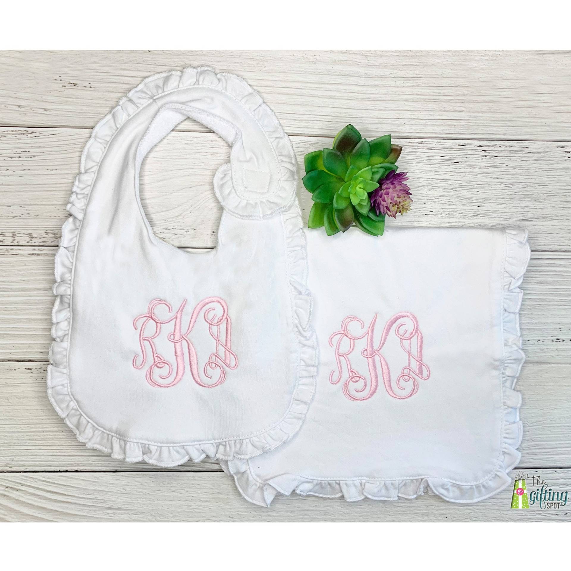 Monogrammiertes Weißes Rüschenlätzchen Und Spucktuch, Baby-Dusche-Geschenk, Personalisiertes Mädchen-Baby-Set, Benutzerdefinierte Babylätzchen Monogrammiertes Weißes Rüschenlätzchen Und Spucktuch, Baby-Dusche-Geschenk, Personalisiertes Mädchen-Baby-Set, Benutzerdefinierte Babylätzchen von Etsy - TheGiftingSpot